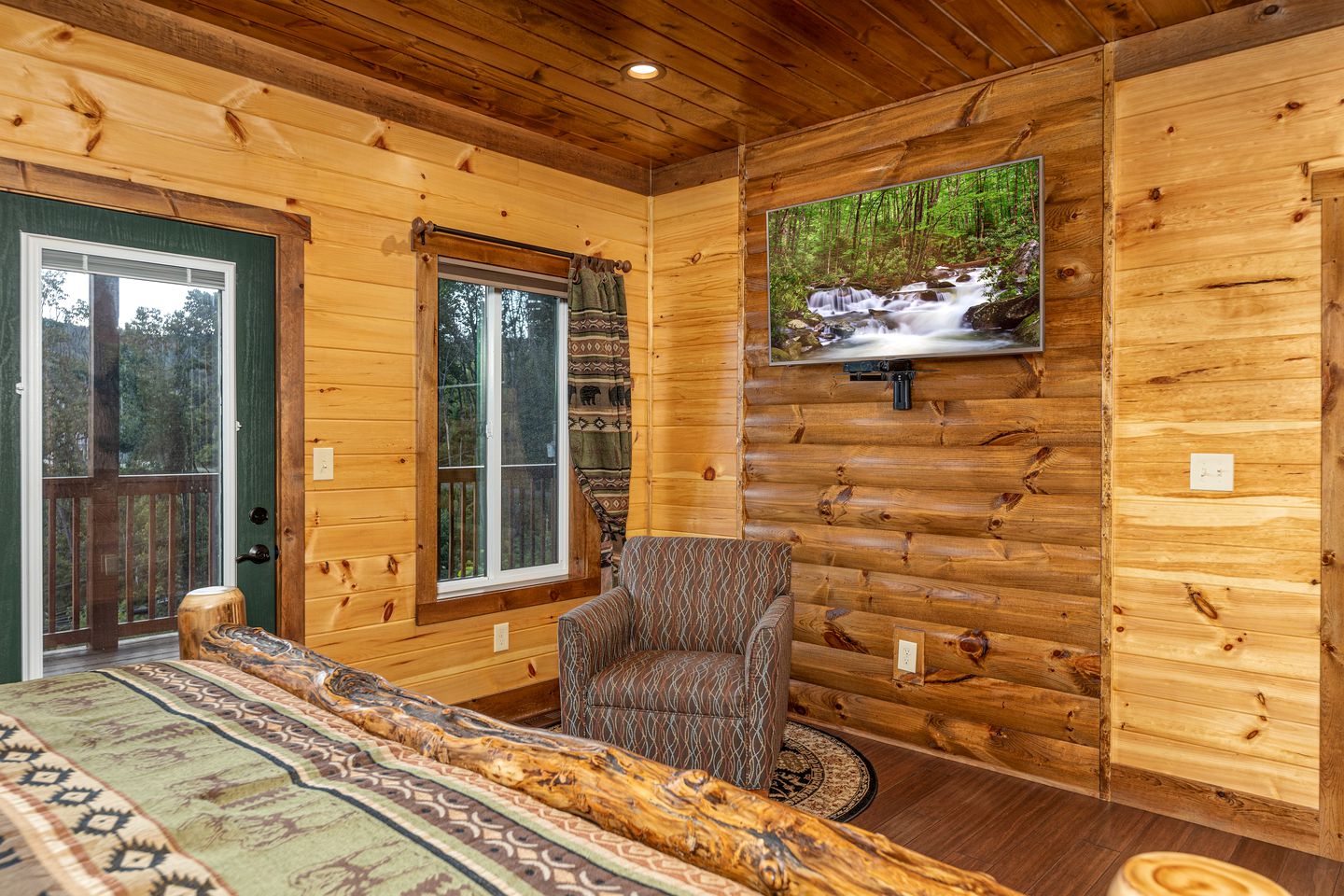 Luxury Cozy Cabin with Swimming Pool, Hot-tub and Stunning Panoramic Views in Gatlinburg, Tennessee
