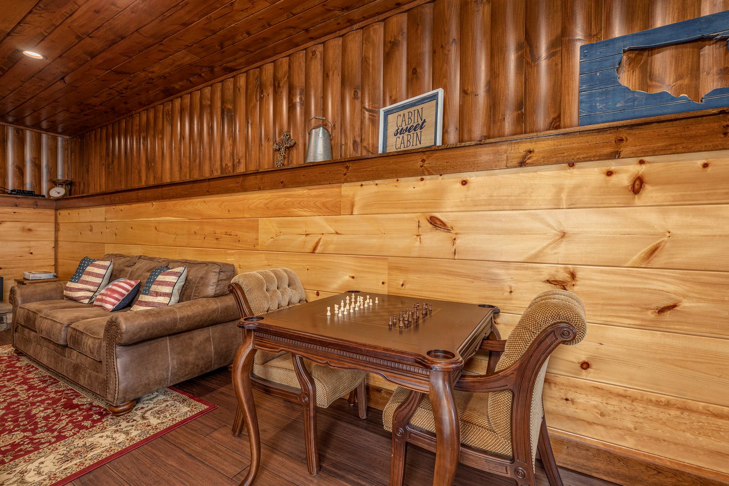 Luxury Cozy Cabin with Swimming Pool, Hot-tub and Stunning Panoramic Views in Gatlinburg, Tennessee