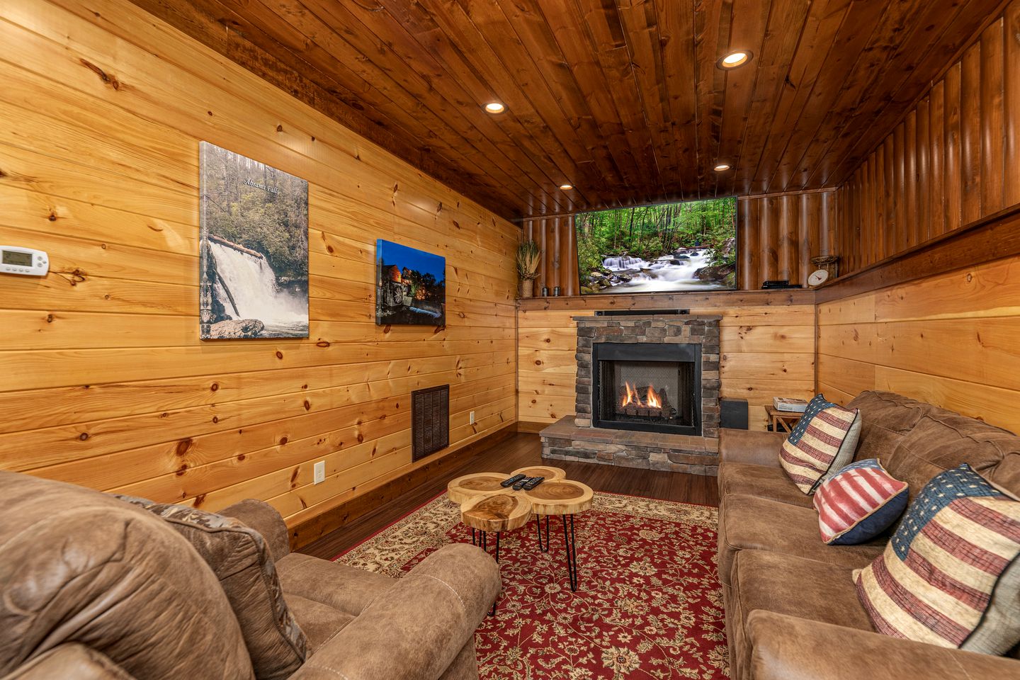 Luxury Cozy Cabin with Swimming Pool, Hot-tub and Stunning Panoramic Views in Gatlinburg, Tennessee