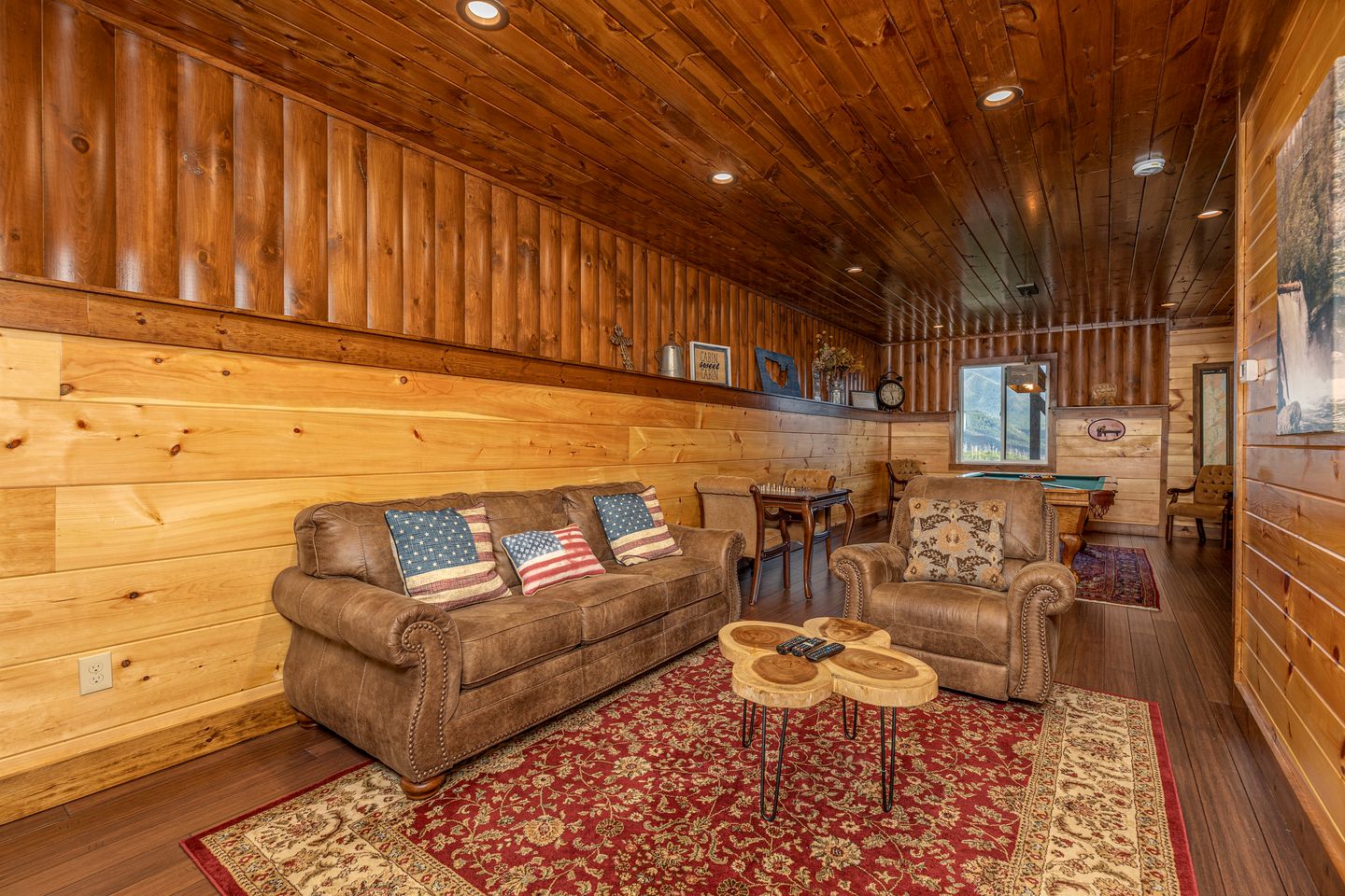 Luxury Cozy Cabin with Swimming Pool, Hot-tub and Stunning Panoramic Views in Gatlinburg, Tennessee