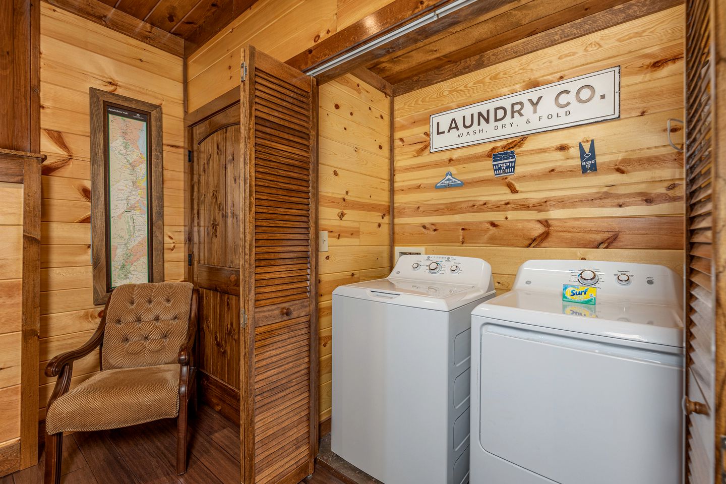 Luxury Cozy Cabin with Swimming Pool, Hot-tub and Stunning Panoramic Views in Gatlinburg, Tennessee