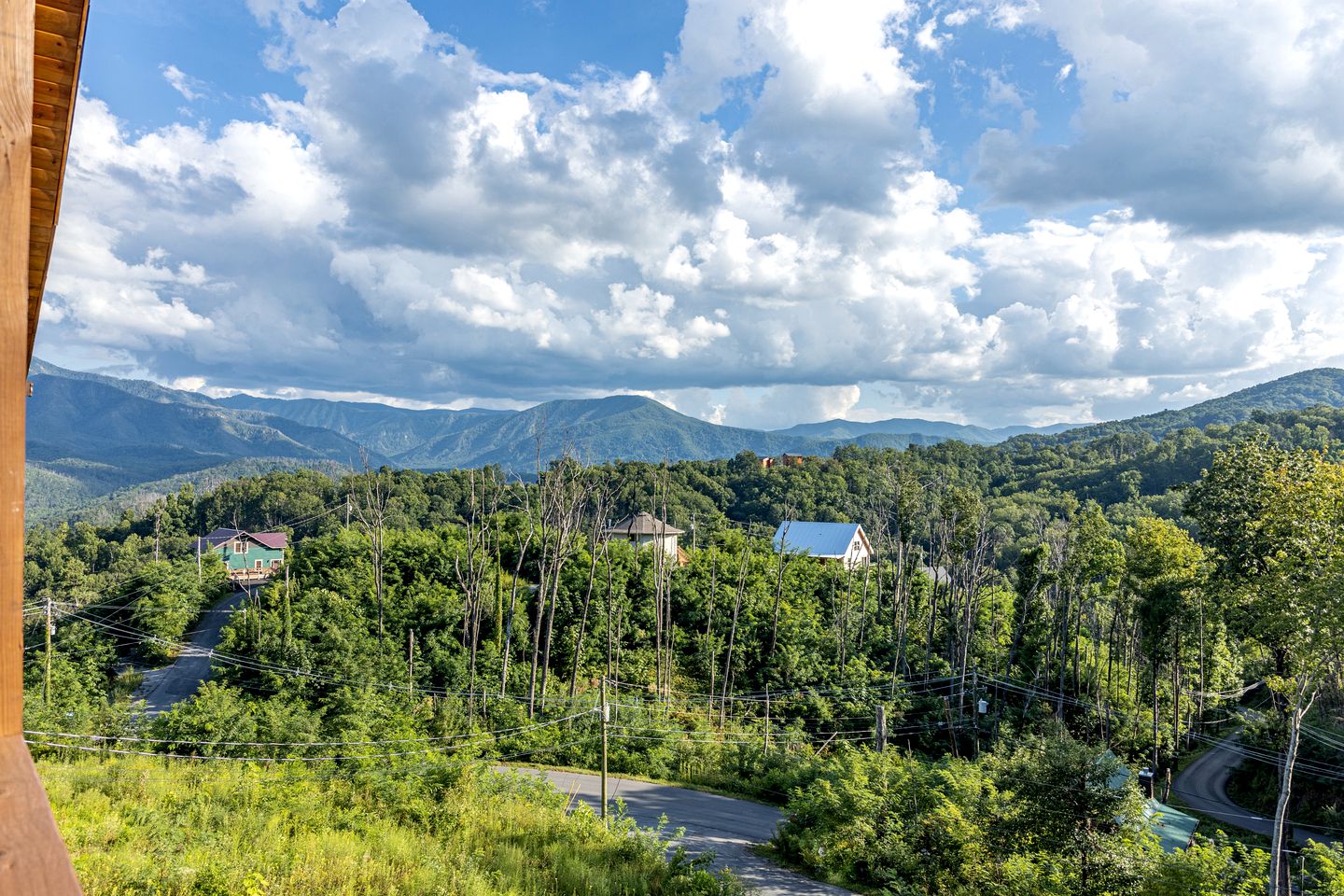 Luxury Cozy Cabin with Swimming Pool, Hot-tub and Stunning Panoramic Views in Gatlinburg, Tennessee