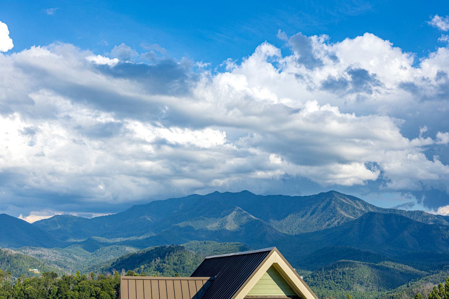 Luxury Cozy Cabin with Swimming Pool, Hot-tub and Stunning Panoramic Views in Gatlinburg, Tennessee
