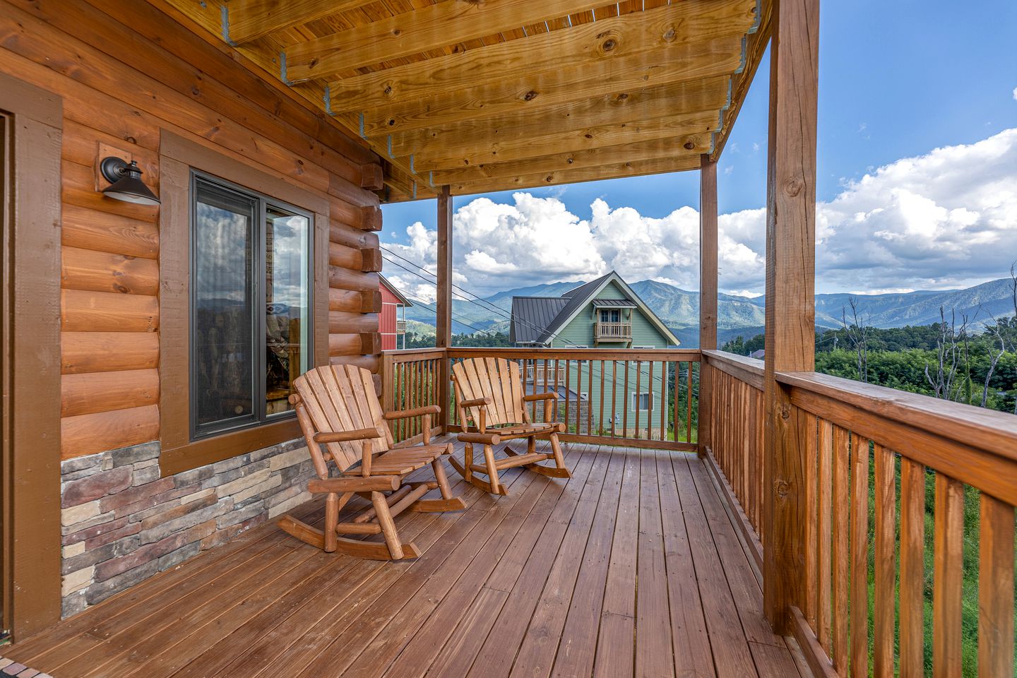 Luxury Cozy Cabin with Swimming Pool, Hot-tub and Stunning Panoramic Views in Gatlinburg, Tennessee