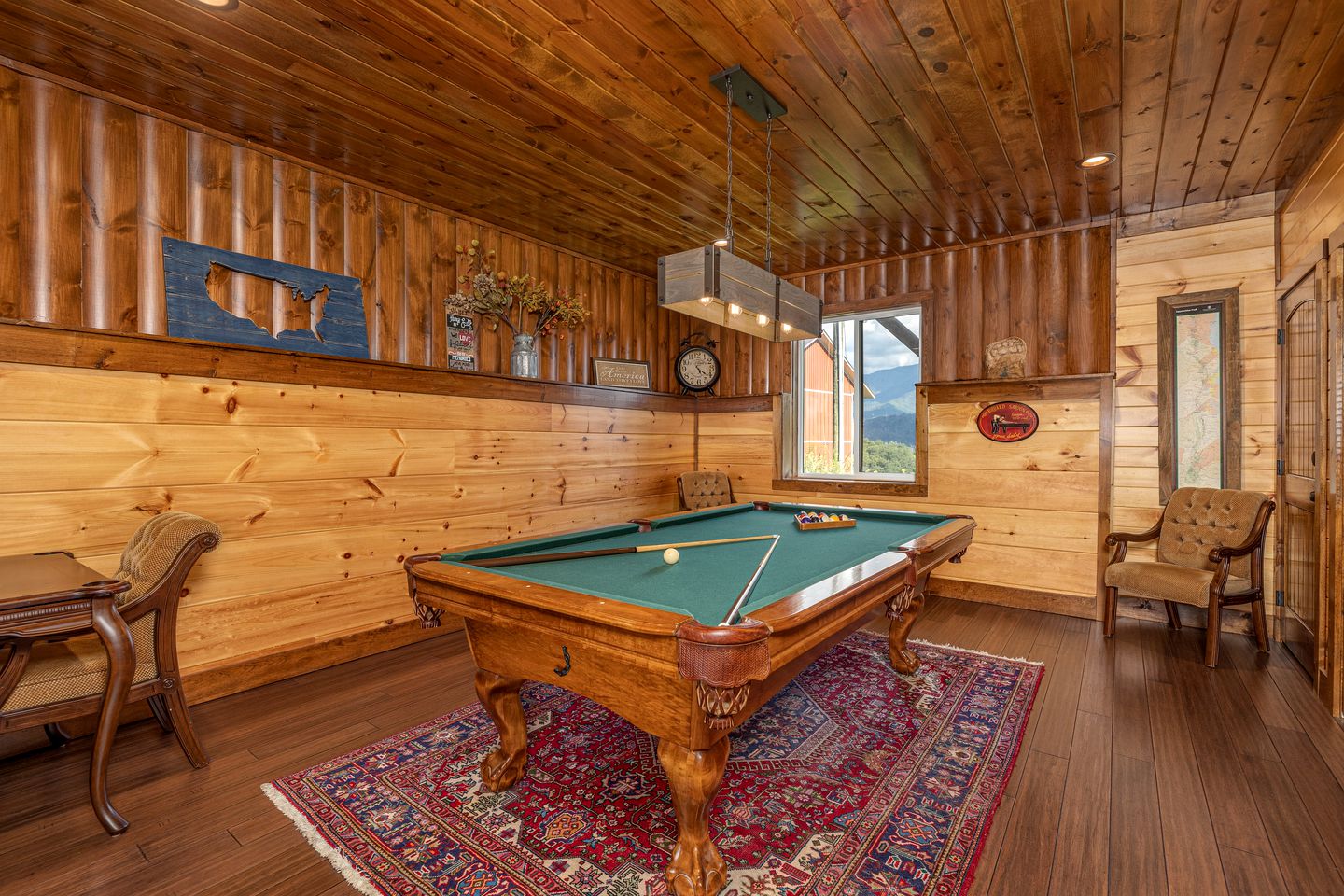 Luxury Cozy Cabin with Swimming Pool, Hot-tub and Stunning Panoramic Views in Gatlinburg, Tennessee