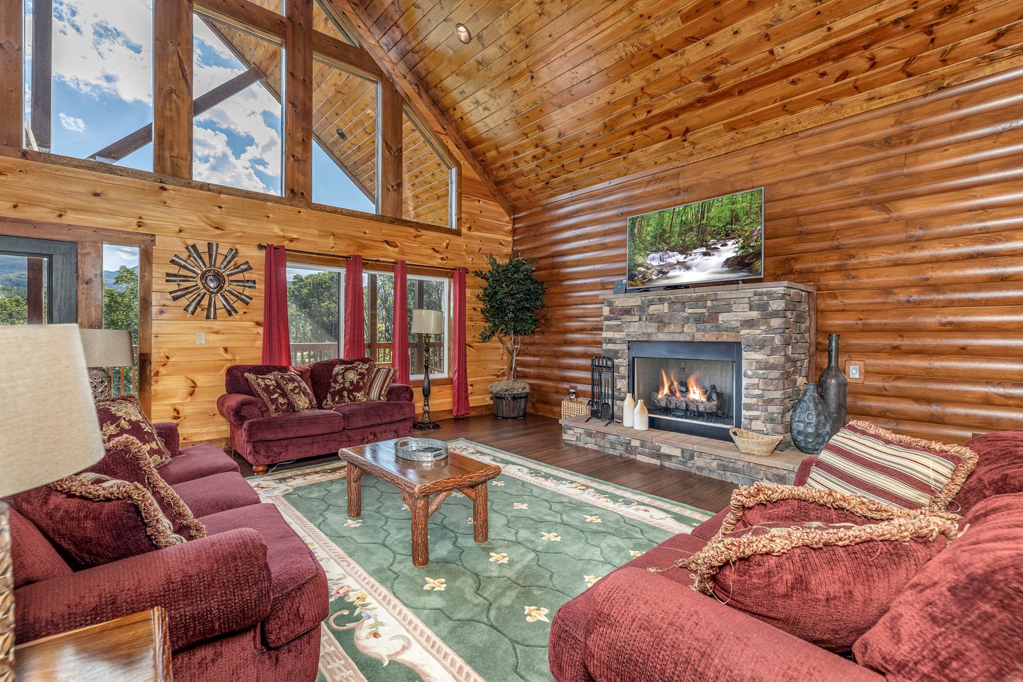 Luxury Cozy Cabin with Swimming Pool, Hot-tub and Stunning Panoramic Views in Gatlinburg, Tennessee