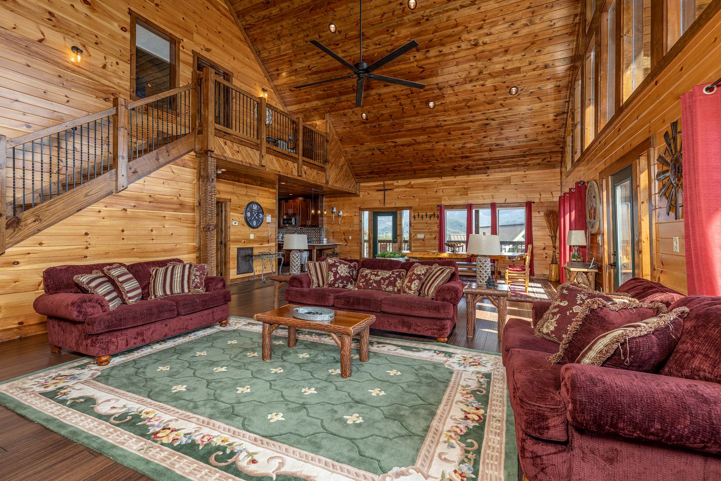 Luxury Cozy Cabin with Swimming Pool, Hot-tub and Stunning Panoramic Views in Gatlinburg, Tennessee