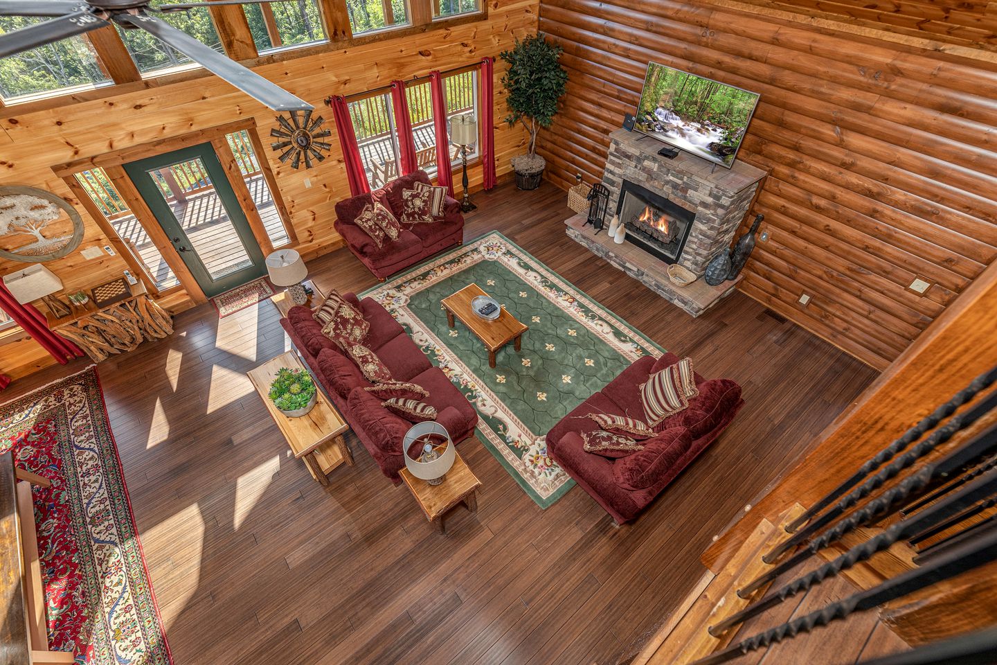 Luxury Cozy Cabin with Swimming Pool, Hot-tub and Stunning Panoramic Views in Gatlinburg, Tennessee