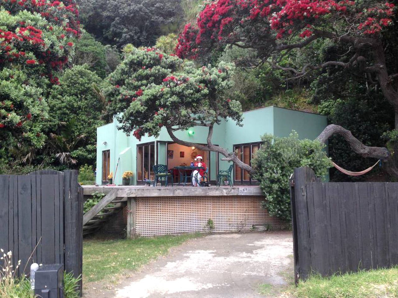 Beachfront Cottage Rental with Picturesque Ocean Views in Piha, North Island