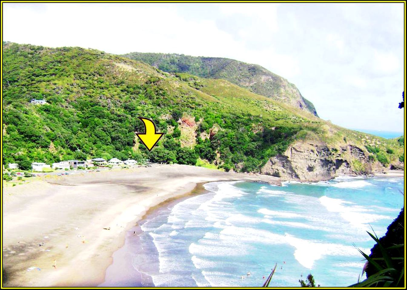 Beachfront Cottage Rental with Picturesque Ocean Views in Piha, North Island