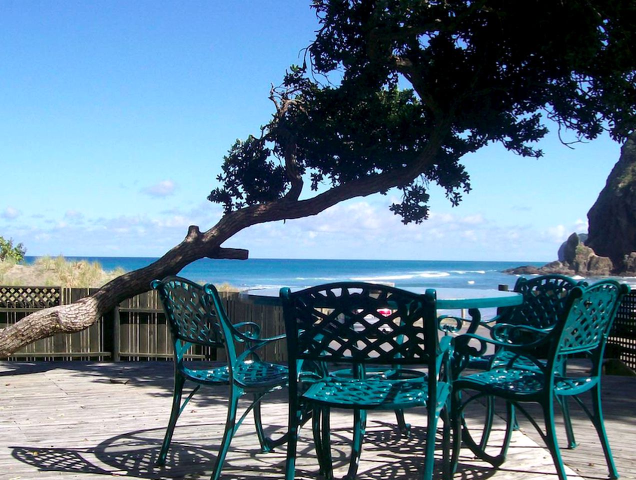 Beachfront Cottage Rental with Picturesque Ocean Views in Piha, North Island