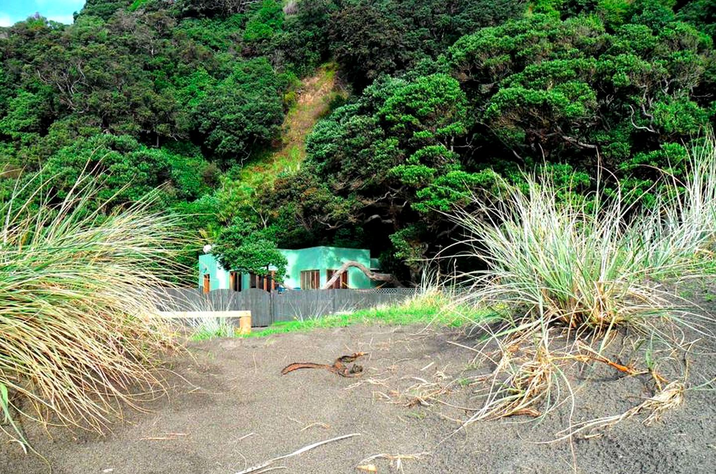 Beachfront Cottage Rental with Picturesque Ocean Views in Piha, North Island