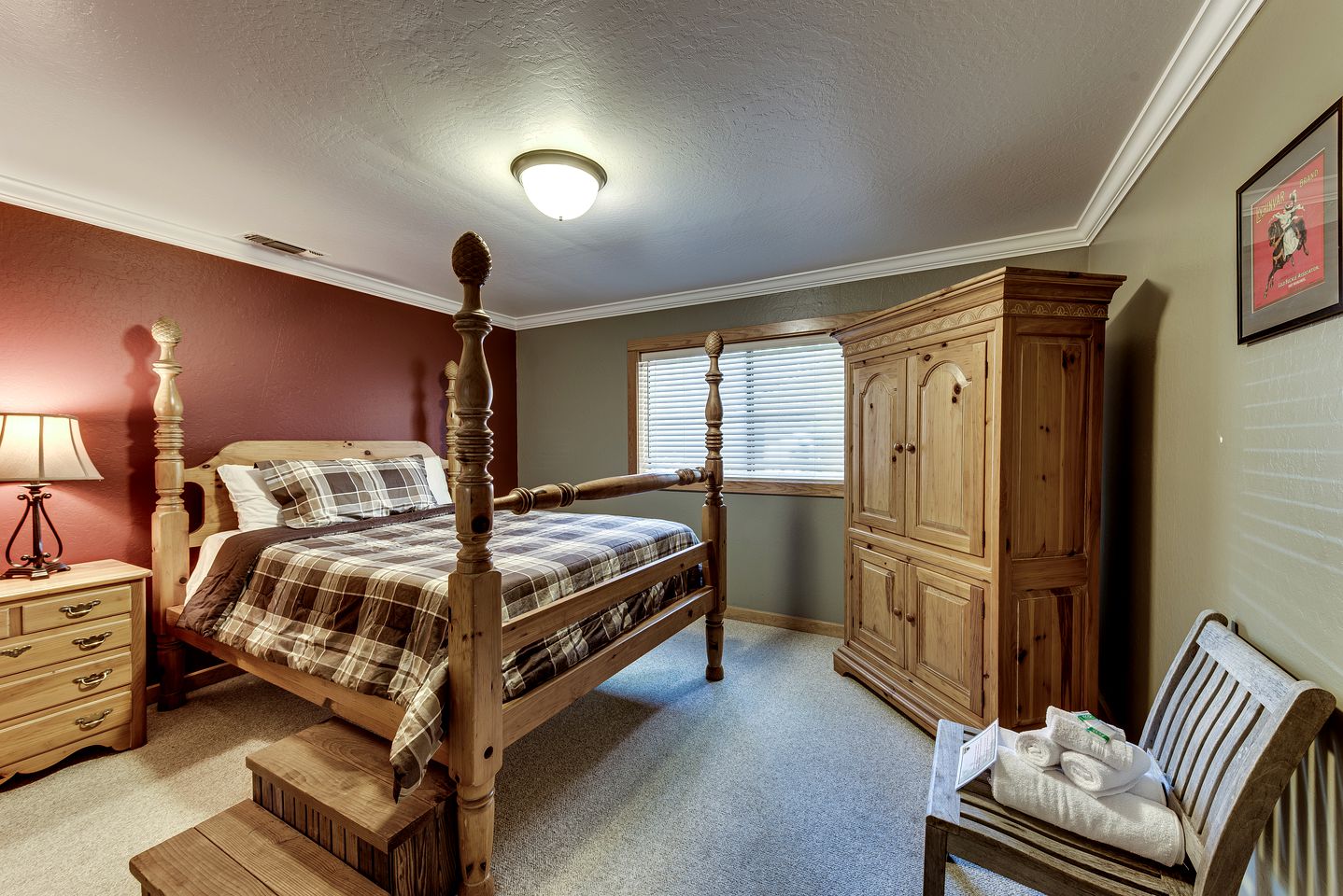 Fabulous Lakefront Group Cabin with Game Room, Outdoor Pool and Tennis Court in Groveland, California