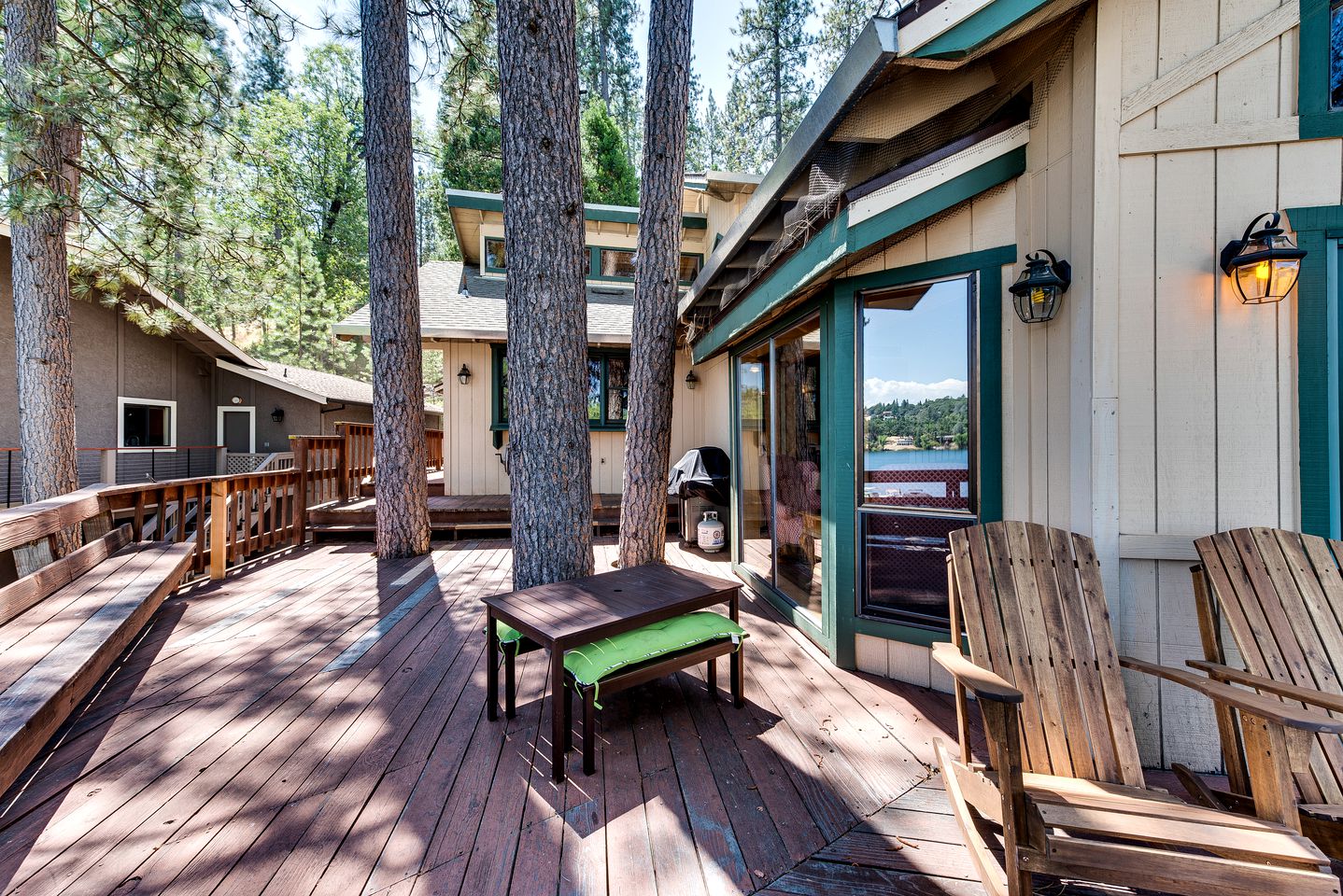 Fabulous Lakefront Group Cabin with Game Room, Outdoor Pool and Tennis Court in Groveland, California
