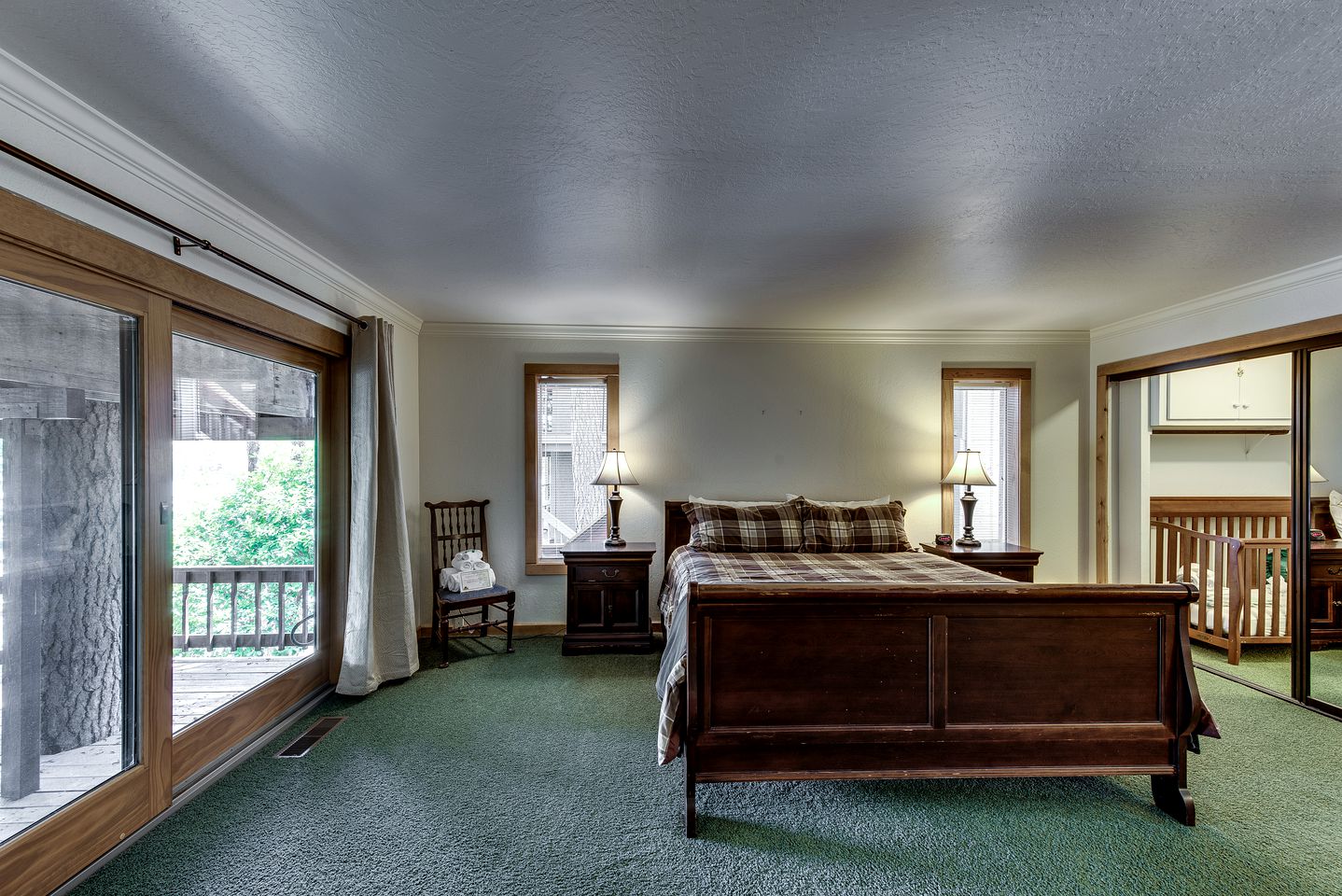 Fabulous Lakefront Group Cabin with Game Room, Outdoor Pool and Tennis Court in Groveland, California