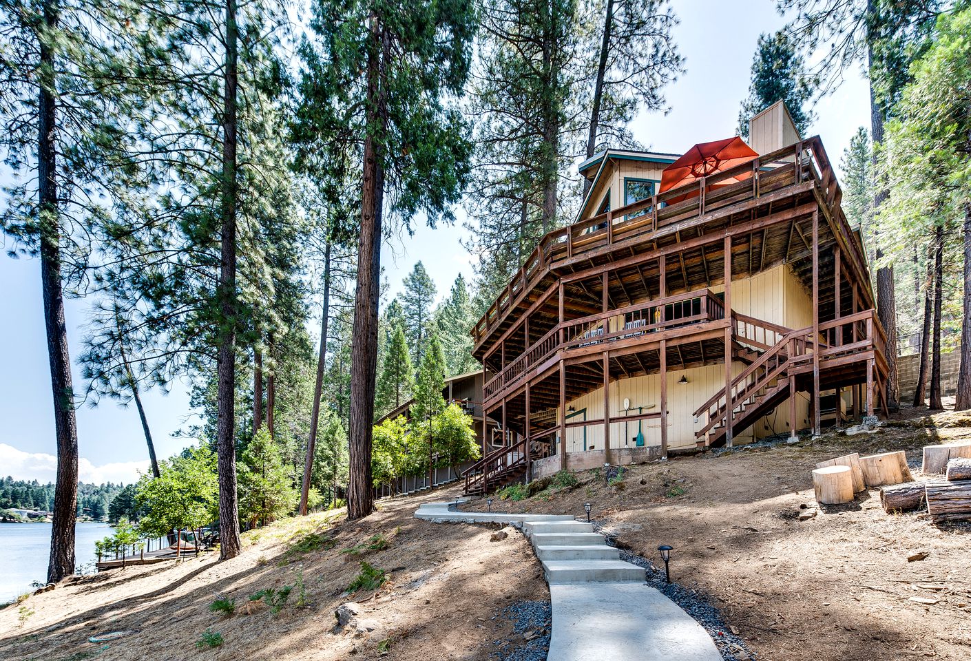 Fabulous Lakefront Group Cabin with Game Room, Outdoor Pool and Tennis Court in Groveland, California