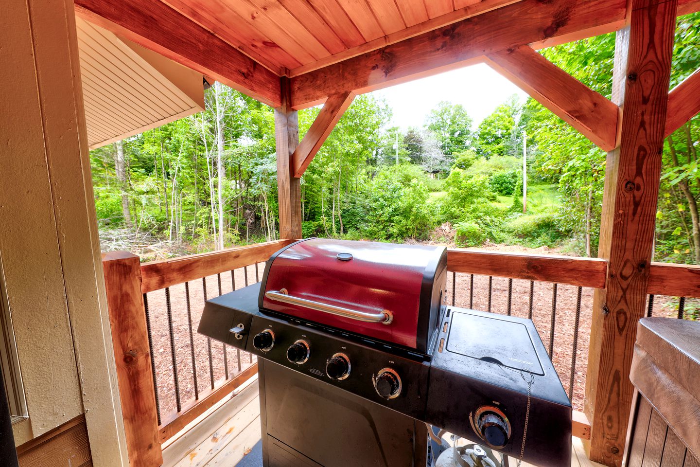 Pet-Friendly Rustic Cabin with Game Room, Hot-Tub and Outdoor Pool in Gatlinburg, Tennessee