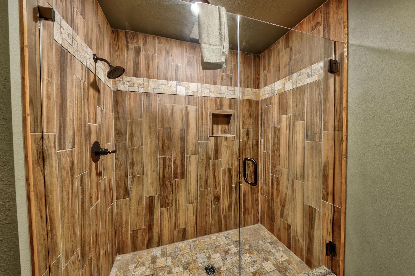 Pet-Friendly Rustic Cabin with Game Room, Hot-Tub and Outdoor Pool in Gatlinburg, Tennessee