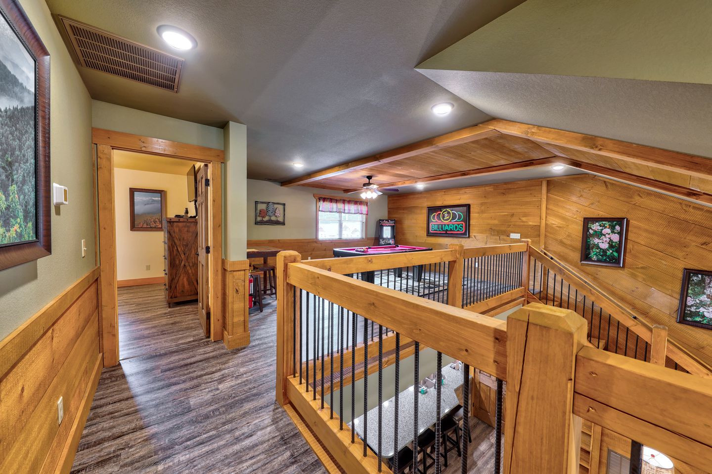 Pet-Friendly Rustic Cabin with Game Room, Hot-Tub and Outdoor Pool in Gatlinburg, Tennessee