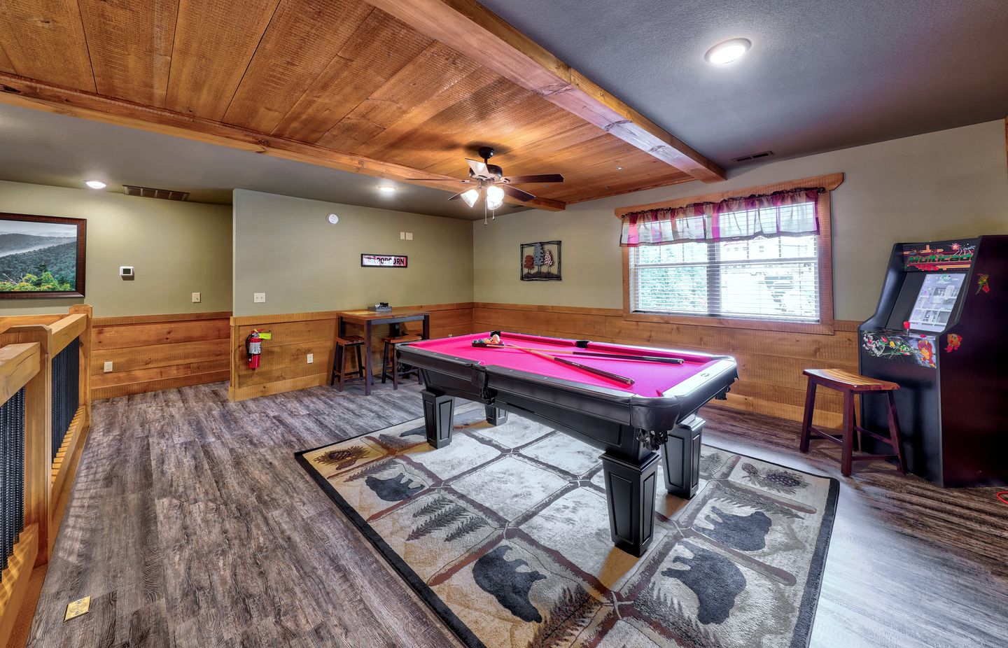 Pet-Friendly Rustic Cabin with Game Room, Hot-Tub and Outdoor Pool in Gatlinburg, Tennessee