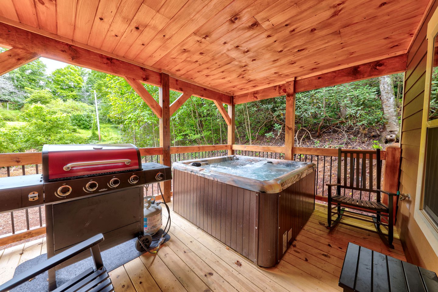 Pet-Friendly Rustic Cabin with Game Room, Hot-Tub and Outdoor Pool in Gatlinburg, Tennessee