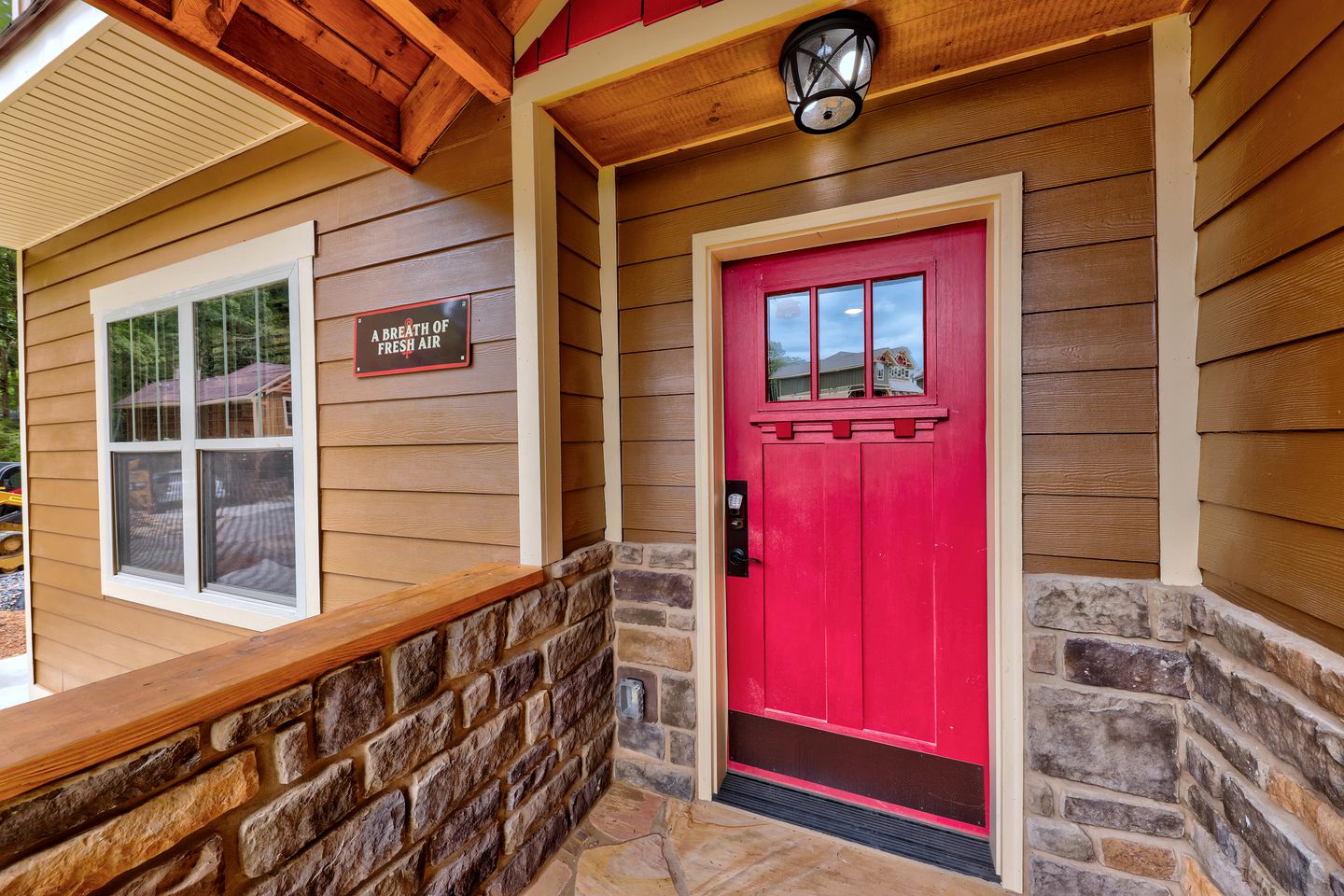 Pet-Friendly Rustic Cabin with Game Room, Hot-Tub and Outdoor Pool in Gatlinburg, Tennessee