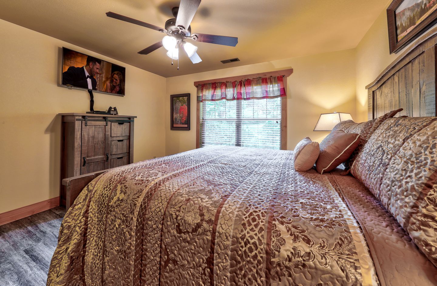 Pet-Friendly Rustic Cabin with Game Room, Hot-Tub and Outdoor Pool in Gatlinburg, Tennessee