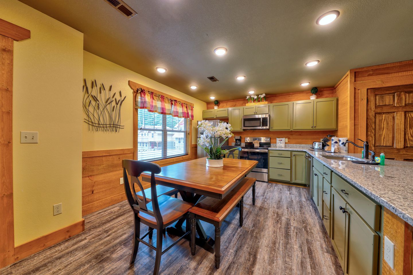 Pet-Friendly Rustic Cabin with Game Room, Hot-Tub and Outdoor Pool in Gatlinburg, Tennessee