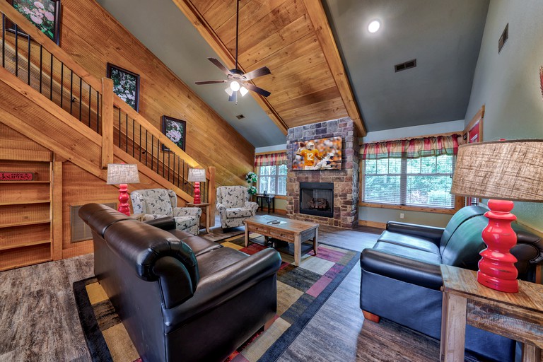 Pet-Friendly Rustic Cabin with Game Room, Hot-Tub and Outdoor Pool in Gatlinburg, Tennessee