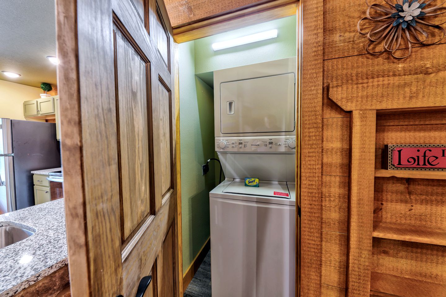 Pet-Friendly Rustic Cabin with Game Room, Hot-Tub and Outdoor Pool in Gatlinburg, Tennessee