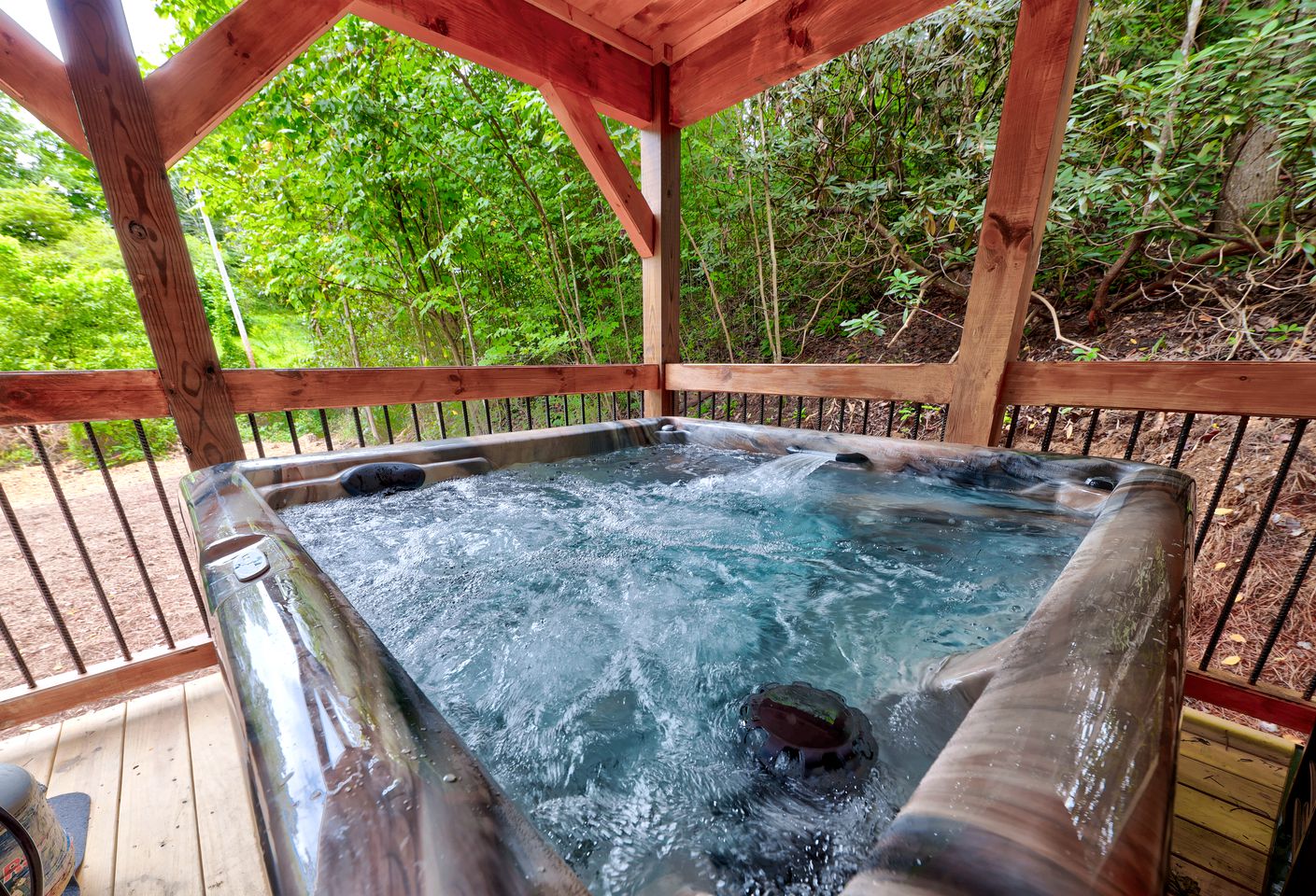 Pet-Friendly Rustic Cabin with Game Room, Hot-Tub and Outdoor Pool in Gatlinburg, Tennessee