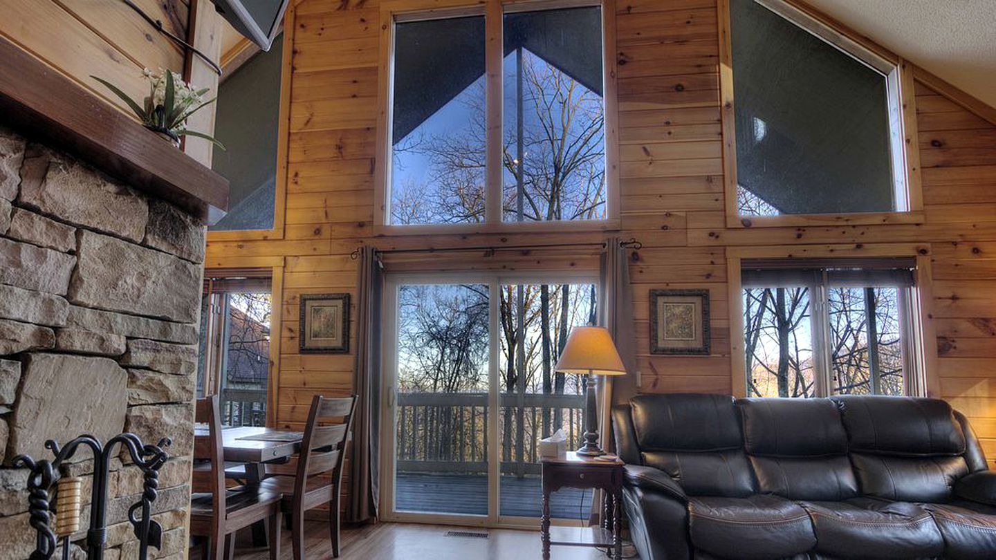 Pet-Friendly Luxury Cabin with a Hot Tub in Gatlinburg Tennessee