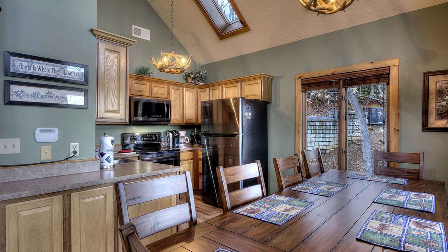 Pet-Friendly Luxury Cabin with a Hot Tub in Gatlinburg Tennessee