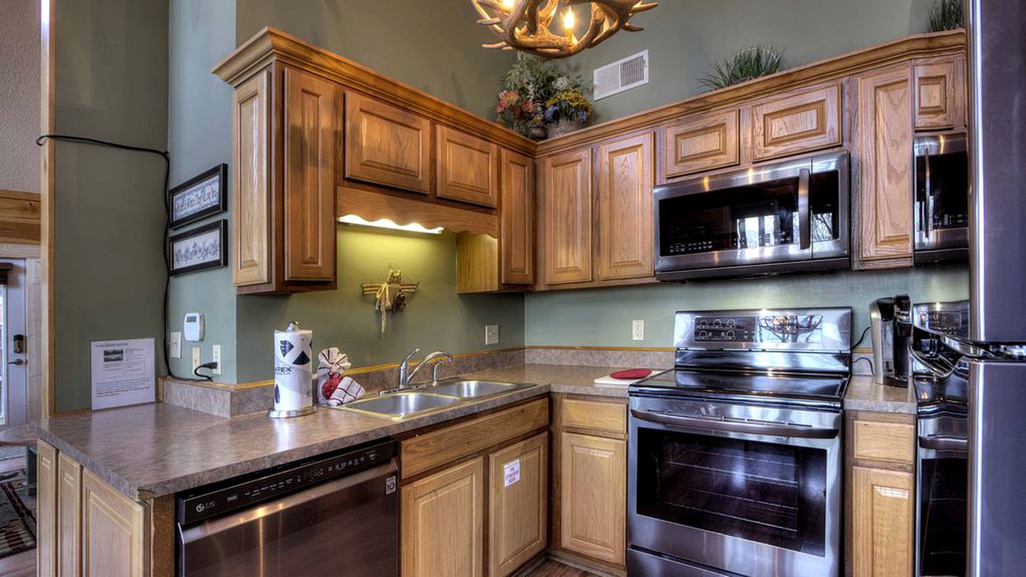 Pet-Friendly Luxury Cabin with a Hot Tub in Gatlinburg Tennessee