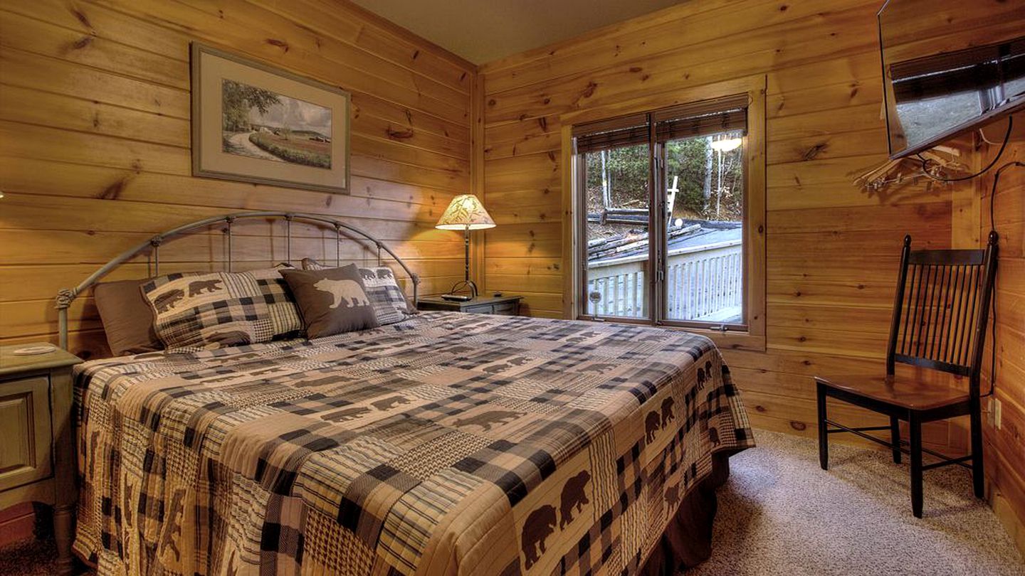 Pet-Friendly Luxury Cabin with a Hot Tub in Gatlinburg Tennessee
