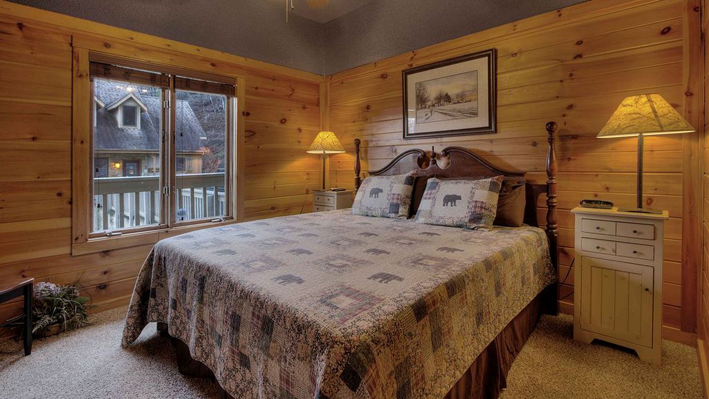 Pet-Friendly Luxury Cabin with a Hot Tub in Gatlinburg Tennessee