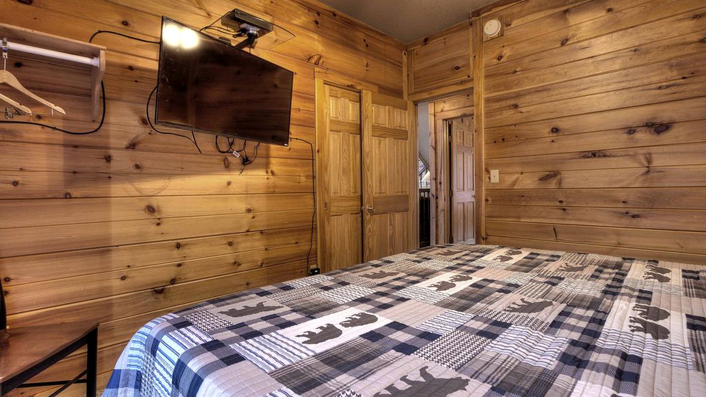 Pet-Friendly Luxury Cabin with a Hot Tub in Gatlinburg Tennessee