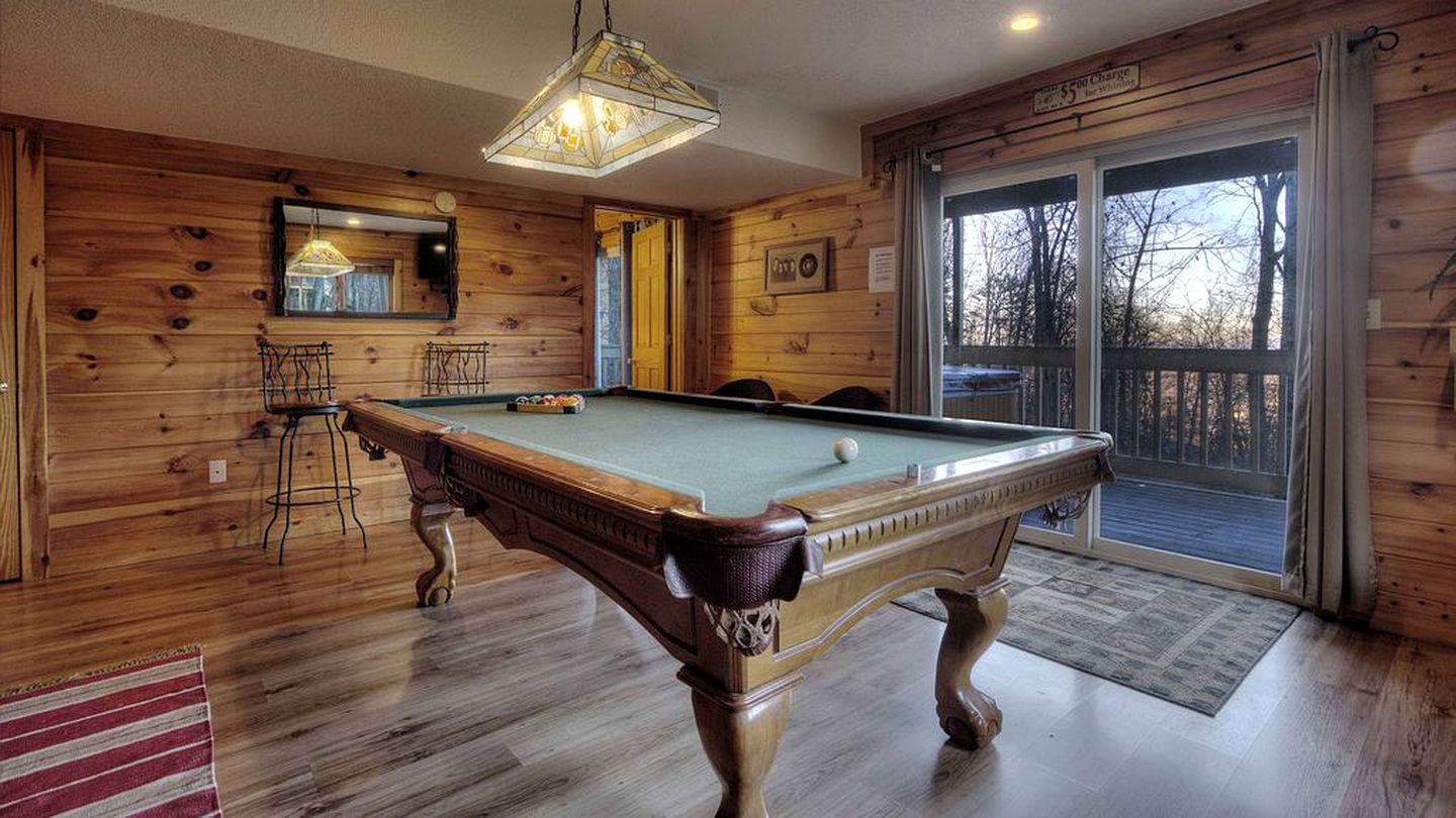 Pet-Friendly Luxury Cabin with a Hot Tub in Gatlinburg Tennessee