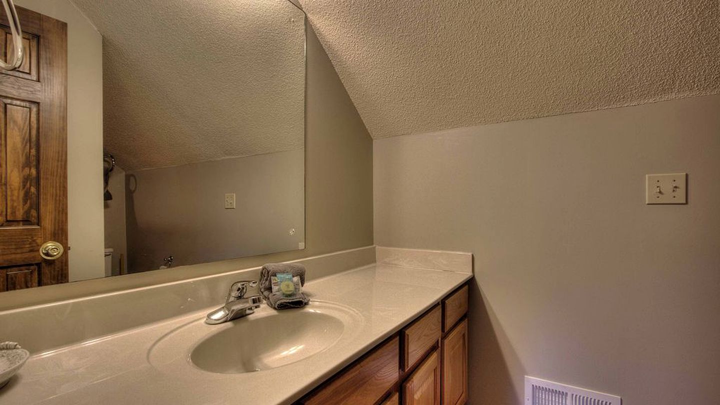 Pet-Friendly Luxury Cabin with a Hot Tub in Gatlinburg Tennessee