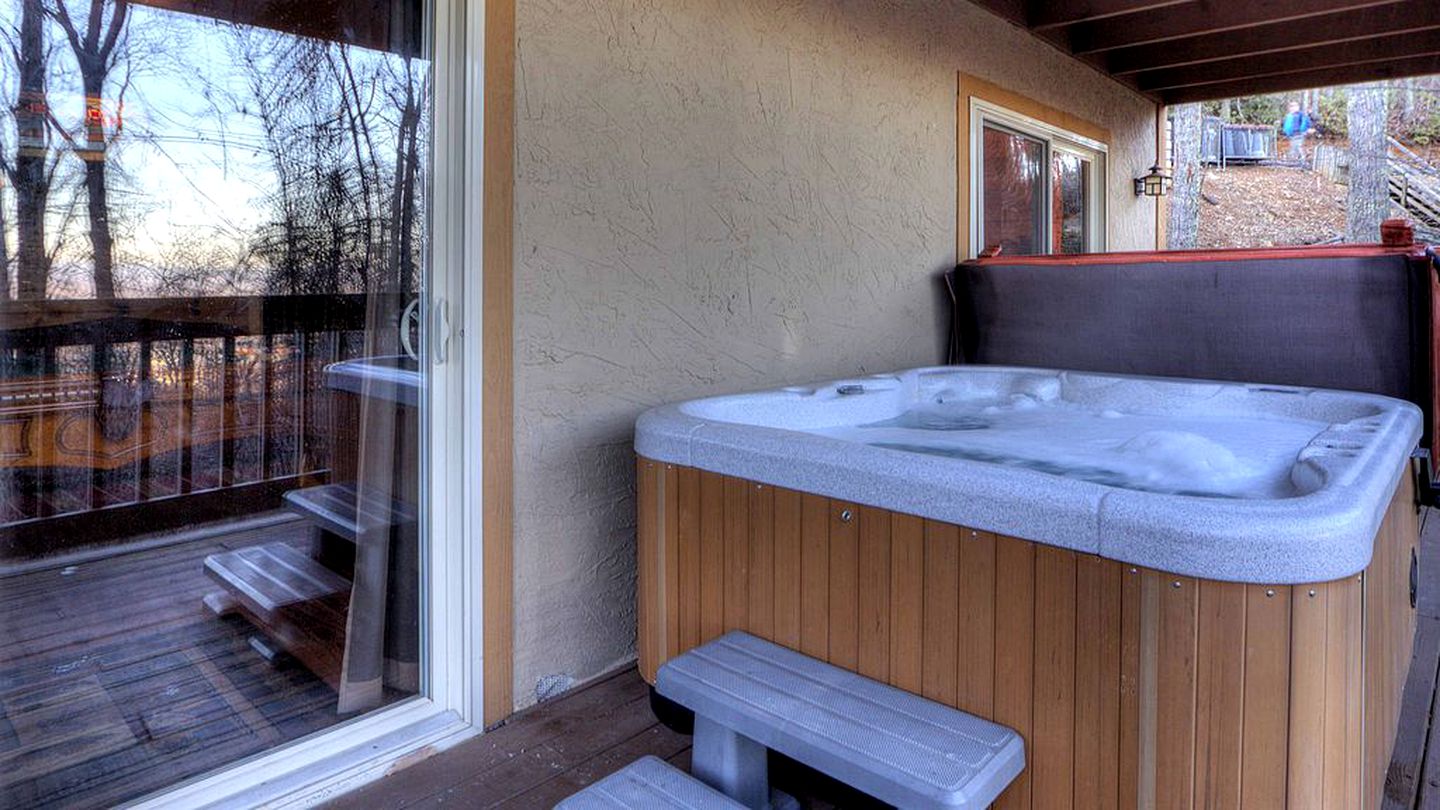 Pet-Friendly Luxury Cabin with a Hot Tub in Gatlinburg Tennessee