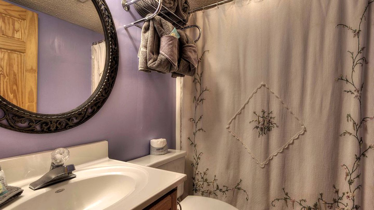 Pet-Friendly Luxury Cabin with a Hot Tub in Gatlinburg Tennessee