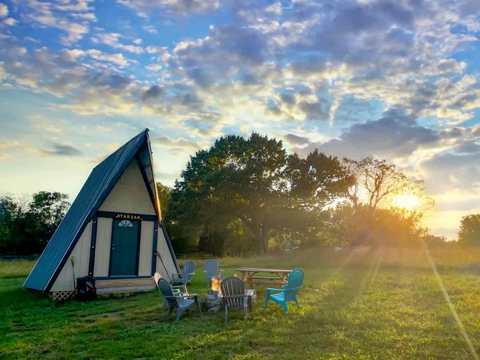 Spacious Cabin Retreat in Gallatin, Tennessee – Pet-Friendly Stay with Fire Pit & Country Breakfast Near Nashville
