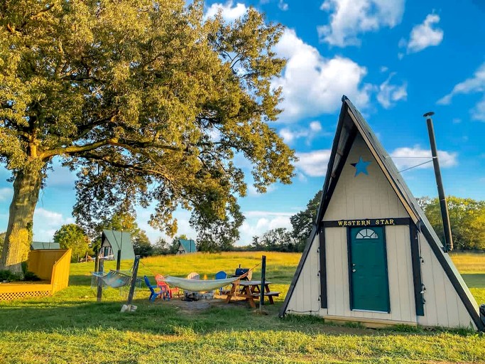 Rustic A-Frame Cabin Near Nashville with Breakfast, AC & Live Music Views