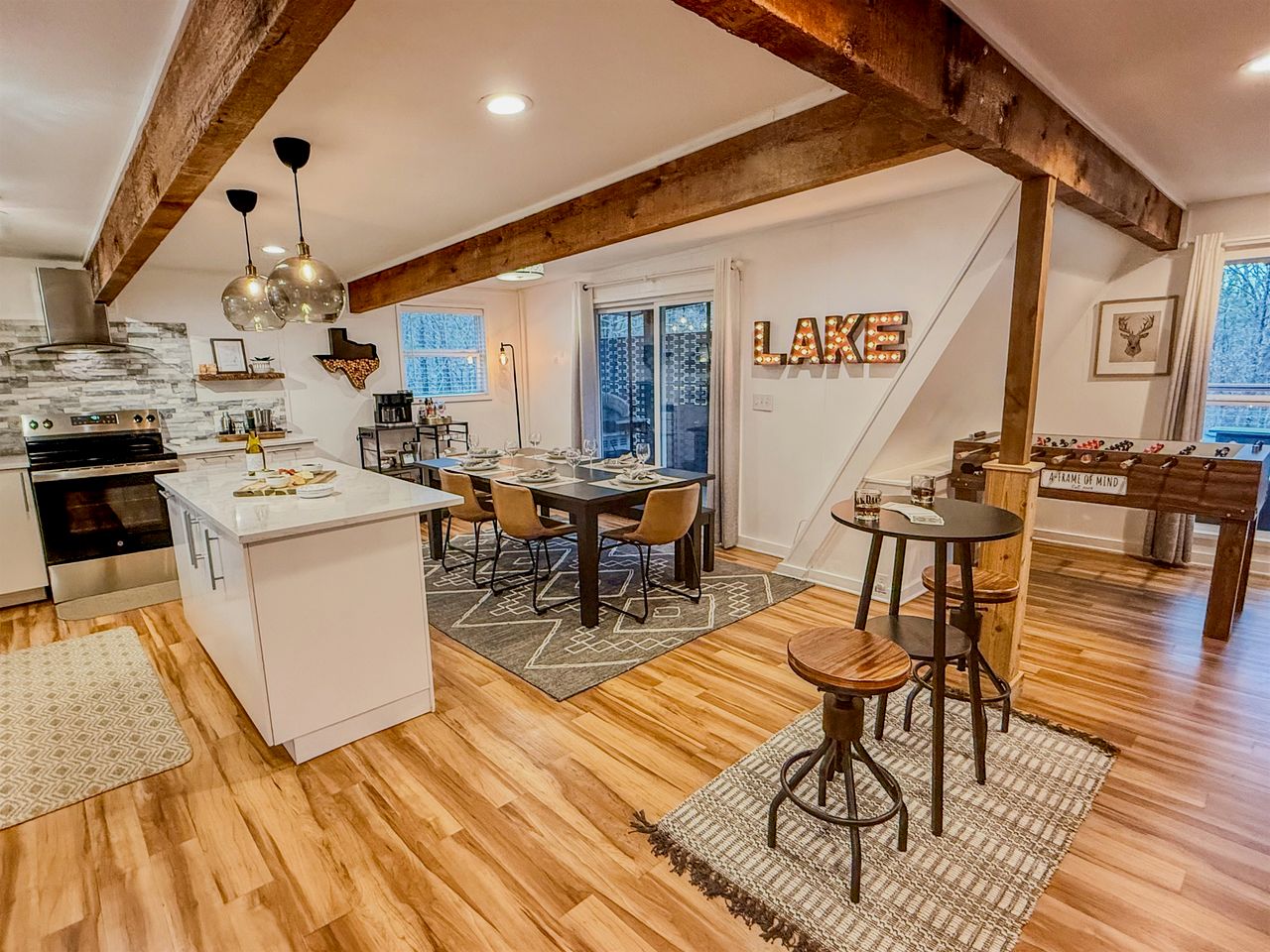 Stunning A-Frame with Private Hot Tub next to Lake Texoma, Perfect for a Weekend of Boating, Kayaking, and Relaxing