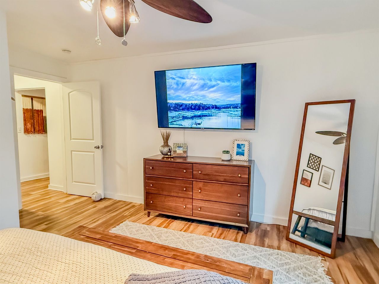 Stunning A-Frame with Private Hot Tub next to Lake Texoma, Perfect for a Weekend of Boating, Kayaking, and Relaxing