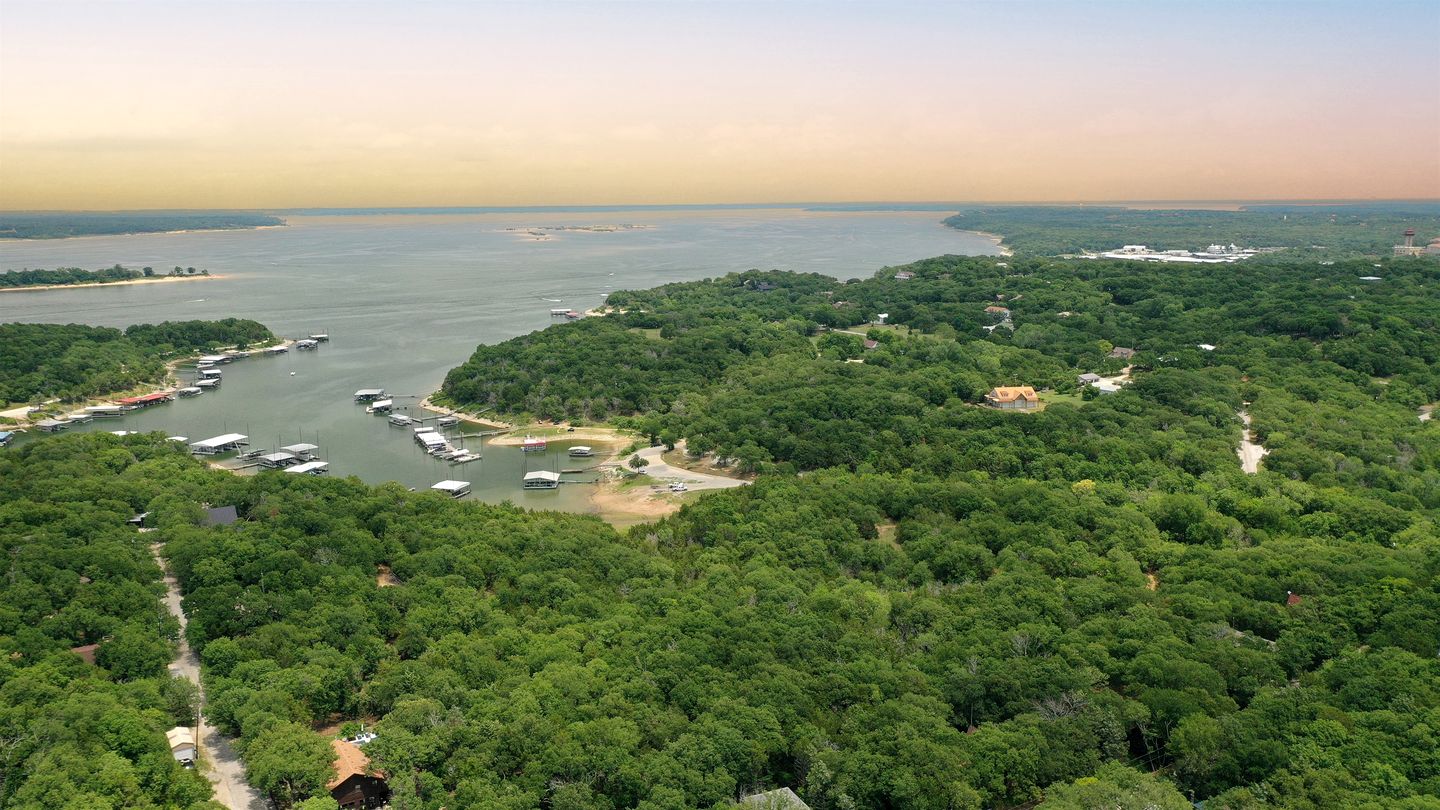 Stunning A-Frame with Private Hot Tub next to Lake Texoma, Perfect for a Weekend of Boating, Kayaking, and Relaxing