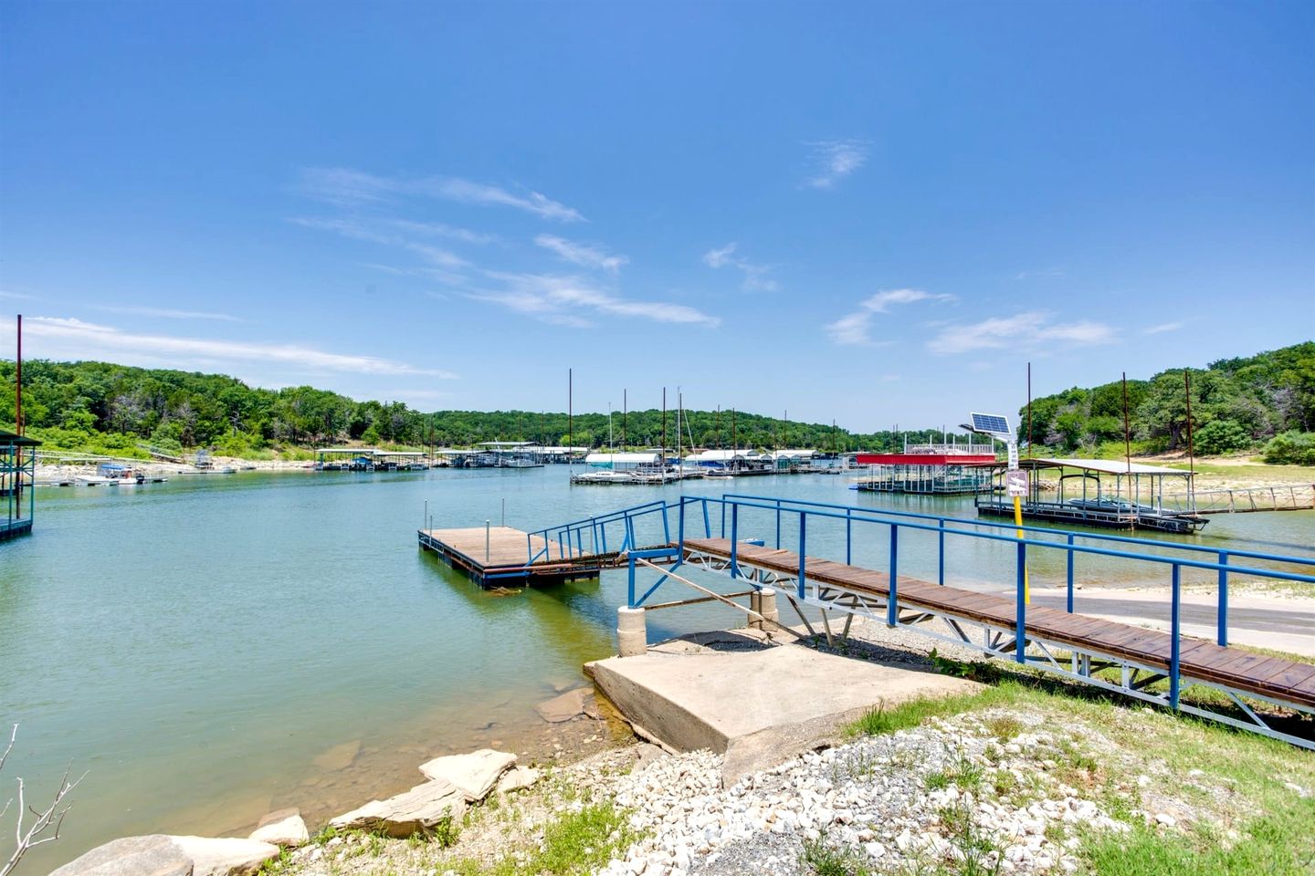 Stunning A-Frame with Private Hot Tub next to Lake Texoma, Perfect for a Weekend of Boating, Kayaking, and Relaxing