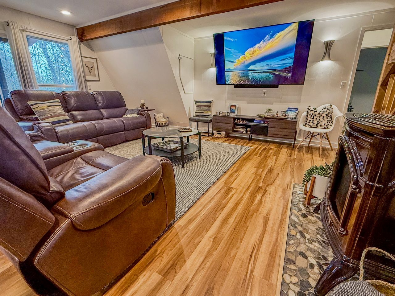 Stunning A-Frame with Private Hot Tub next to Lake Texoma, Perfect for a Weekend of Boating, Kayaking, and Relaxing
