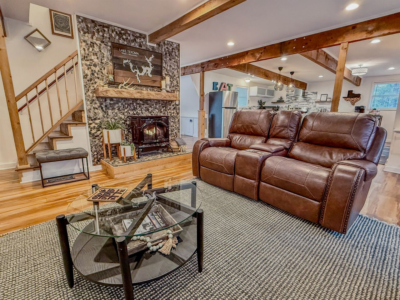 Stunning A-Frame with Private Hot Tub next to Lake Texoma, Perfect for a Weekend of Boating, Kayaking, and Relaxing