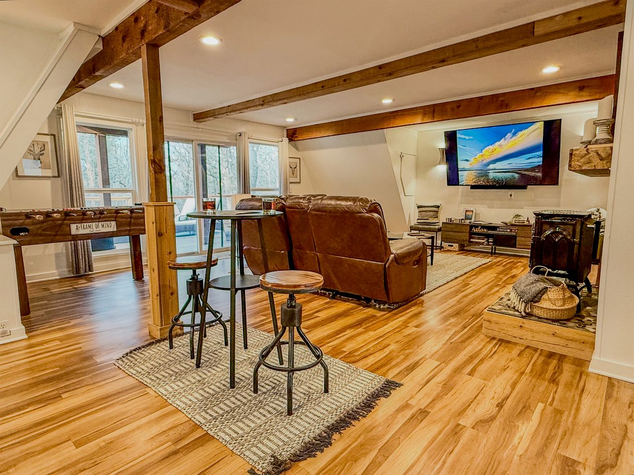 Stunning A-Frame with Private Hot Tub next to Lake Texoma, Perfect for a Weekend of Boating, Kayaking, and Relaxing